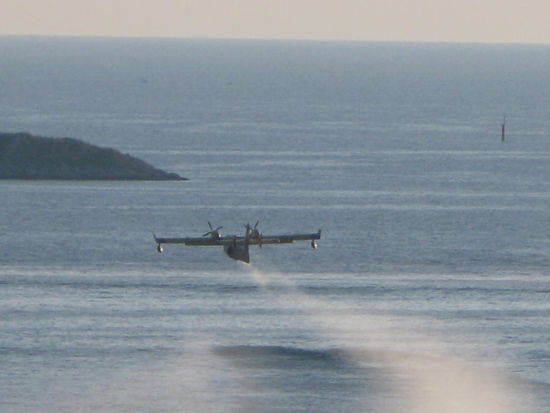 das Flugzeug startet durch und das Ganze beginnt wieder von vorn, bis der Brand gelöscht ist...