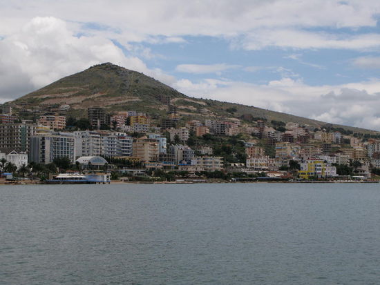 2009 - Saranda; Häuserzeilen entlang der Meeresbucht