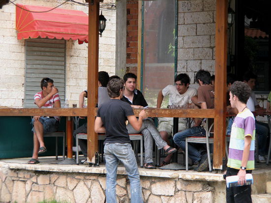 2009 - Saranda; herumhängen als Folge von Arbeitslosigkeit?