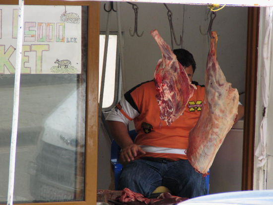 2009 - Saranda; der Metzger mit seinem kargen Angebot verkauft aus einem ausgedienten Wohnwagen. Und was meint das Lebensmittelinspektorat?