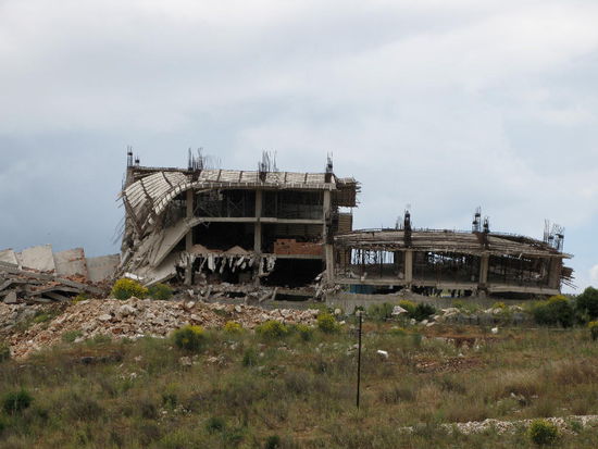 2009 - Saranda; da wurde wohl doch zu schnell gebaut...! Vorsicht Bausünden!