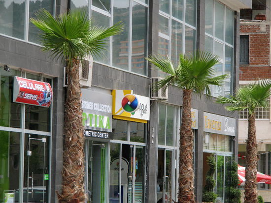 2009 - Saranda; daneben - topmoderne Geschäfte!