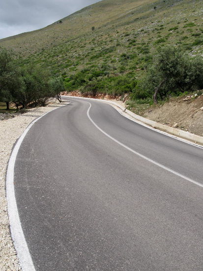 2008 - Albanien; topmoderne Bergstrasse, doch aufgepasst! Hinter jeder Kurve kann eine Kuh oder eine kleine Schafherde mitten auf der Strasse stehen...