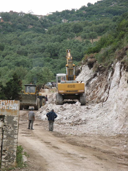 2009 - Albanien; da geht im Moment gar nichts mehr! Der Verkehr wurde angehalten, da der Fels weggesprengt wurde!