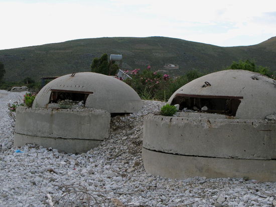 2009 - Albanien; ein Werk unter Enver Hoxha; rund 16'000 Bunker - verstreut über das ganze Land verschandeln heute  die Landschaft, ob Strände, Täler oder Gebirgspässe! Der offensichtlich unter Verfolgungswahn leidende Diktator wollte sein Land wohl gegen alles Böse der Welt verteidigen....