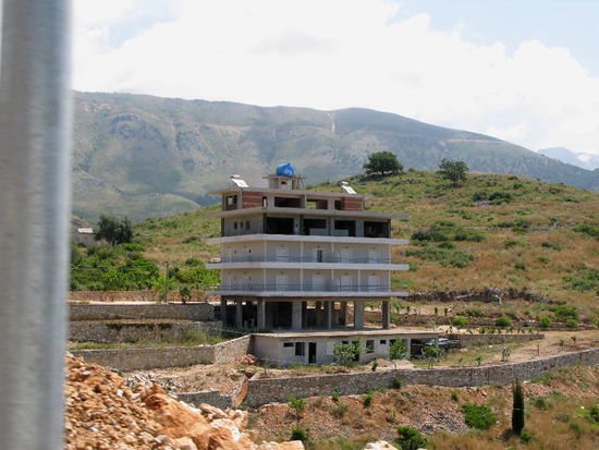 2009 - Albanien; typische Bauweise. Das Erdgeschoss ist noch nicht verbaut, vielleicht gibt es mal einen Mieter mit einem Geschäft! Das 1. und 2. Geschoss ist bereits ausgebaut...