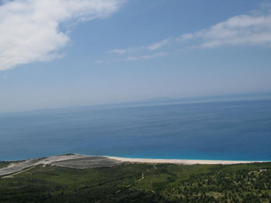 2009 - Albanien; Llogara-Pass und Nationalpark; von der Meereshöhe bis zur Passhöhe steigt die Strasse steil an. Herrliche Ausblicke auf die Sandbuchten bieten sich an.