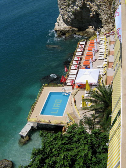 2009 - Radhime; das Liro-Hotel - über dem Meer in eine Felswand hineingebaut, wirklich ein Juwel!