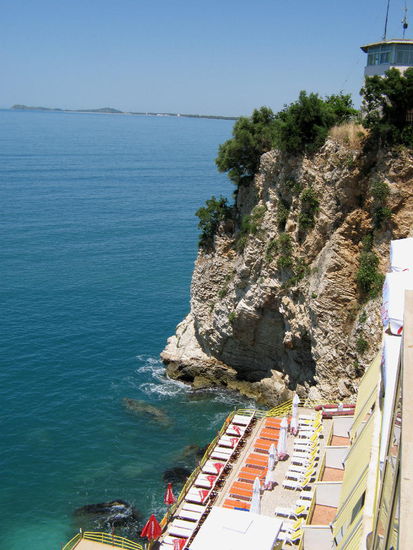 2009 - Radhime; über dem Hotel befindet sich eine Beobachtungsstation der albanischen Armee.