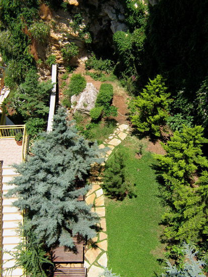 2009 - Liro-Hotel; hübsche Gartenanlage auf der Rückseite des Hotels