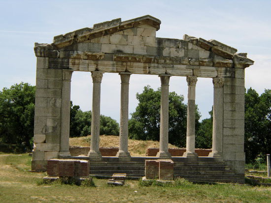 2009 - Apollonia; vom Stadthügel ist nur wenig ausgegraben - hier der Versammlungsort des Stadtrates, das "Agonotheten-Monument".