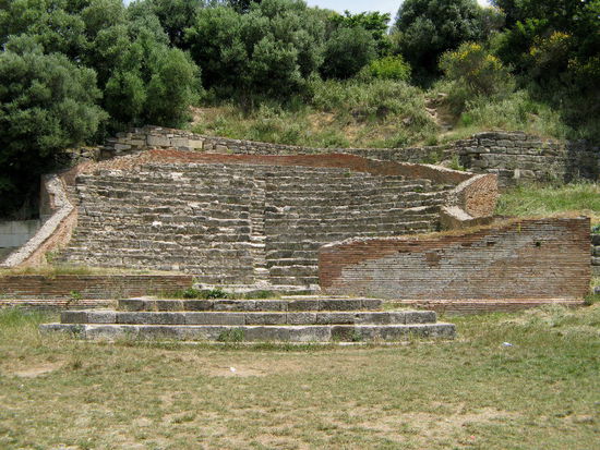 2009 - Apollonia; das Odeion, ein kleines, ehemals überdachtes Theater. Das "grosse Theater" fasste einst 8000 Zuschauer. Leider ist davon nicht mehr sehr viel übriggeblieben...