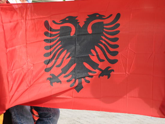 2009 - Tirana; überall auf dem Skanderberplatz werden Fahnen und Base-Caps in den albanischen Farben verkauft. Da muss was los sein....! Fussball ist des Rätsels Lösung. "Albanien - Portugal" für die WM-Quali! Als Fussballgeschädigter werde ich vorsichtig! Später erfahren wir das Endresultat 1:2! Alles bleibt ruhig in der Stadt... (sh. Italien 2007, Neapel...)