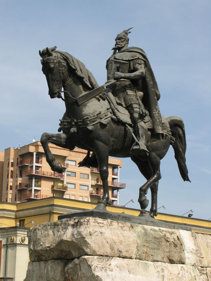 2009 - Tirana; das Skanderberg-Denkmal mitten im Stadtzentrum; ganz in der Nähe finden wir einen zentralen Parkplatz...