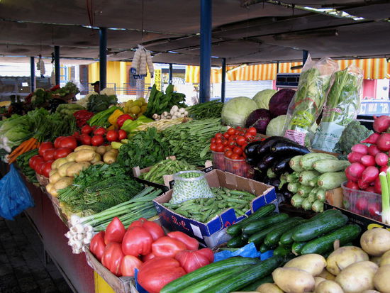 2009 - Tirana; auf dem nahen Markt werden die Vorräte aufgefüllt...