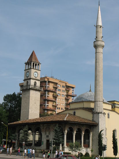 2009 - Tirana; die Moschee im Stadtzentrum; eher selten ist der Uhrturm bei der Moschee...