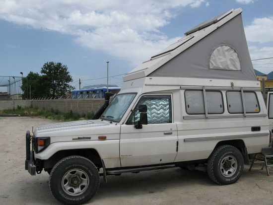 2009 - Tirana; der bewachte Bus-Parkplatz mitten im Stadtzentrum (beim Bahnhof) ist ideal gelegen...
