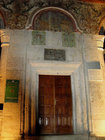 2009 - Tirana; sehr schöne Ornamentik beim Eingangsportal...