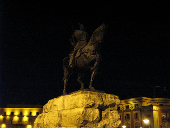 2009 - Tirana; der Skanderberg im Dunkeln...