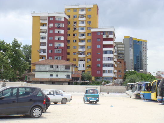 2009 - Tirana; die bunten Häuserblocks...