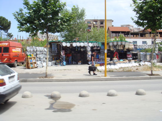 2009 - Tirana; Mercedes ist überall... hier ein Angebot von Raddeckeln!