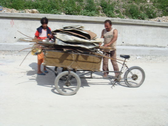 und wo Neues entsteht, gibt es auch Abfälle, hier vorbildlich als Rohstoffe gesammelt... Wir haben auch anderes gesehen...