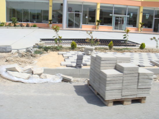 2009 - Tirana; in Albanien herrscht eine grosse Bautätigkeit! Das Land sucht Anschluss...