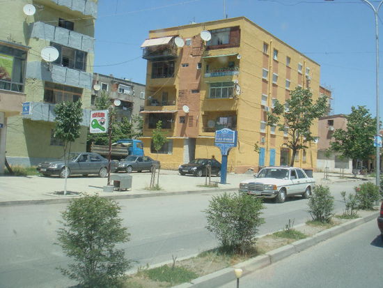 2009 - Shkodra; Wohnblocks mit TV-Schüsseln...