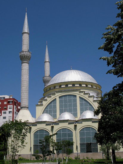2009 - Shkodra; die Moschee mit 2 Minaretten...