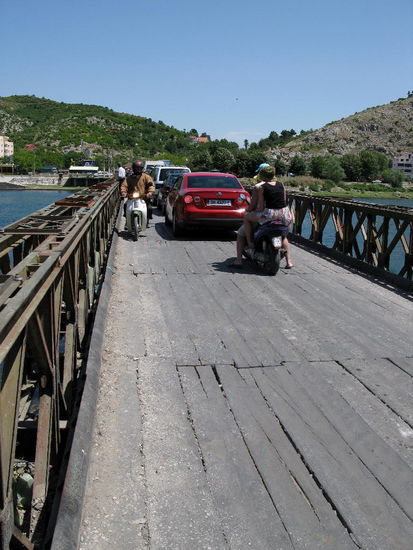 2009 - Skodra; von beiden Seiten wird auf die Brücke gefahren, nichts geht mehr!