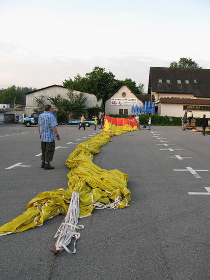 die Ballonhülle wird ausgerollt...