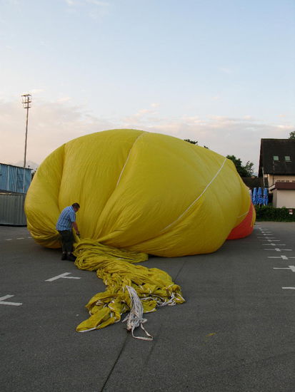 die Hülle wird mit einem Ventilator aufgeblasen...