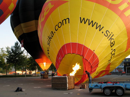 die Flamme gezündet und Warmluft hineingeblasen...