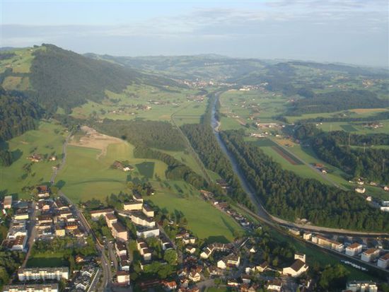 Littau in Richtung Malters, die Emme (hier ganz zahm), links der Blatterberg...
