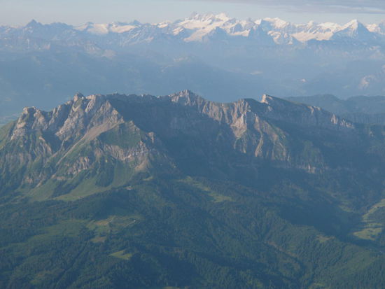der Pilatus aus ungewohnter Sicht! Im Hintergrund die Berner Alpen. Rechts die Eiger-Nordwand...