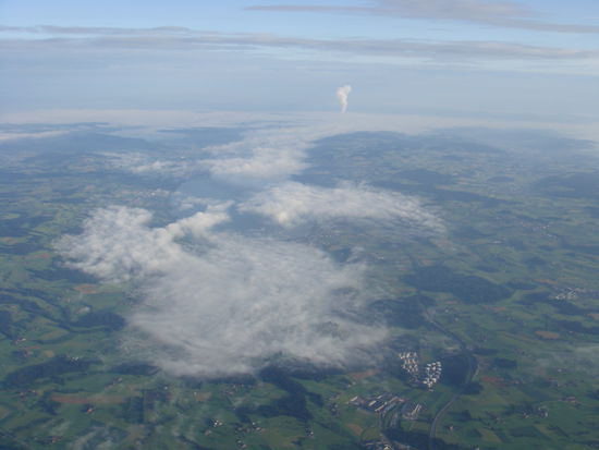 Nebel über dem Sempachersee. Hinten die Dampffahne des KKW Gösgen...