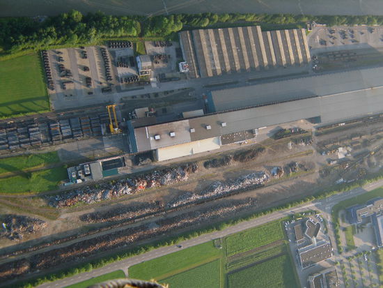 Schmolz + Bickenbach, die Stahlkocher! Vorne die Alteisenlager...