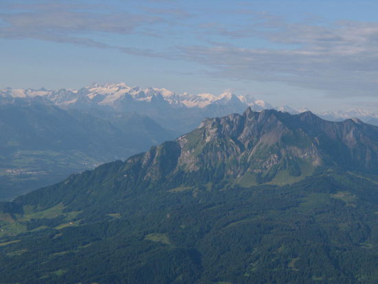 der Pilatus mit Berner- und Obwaldneralpen