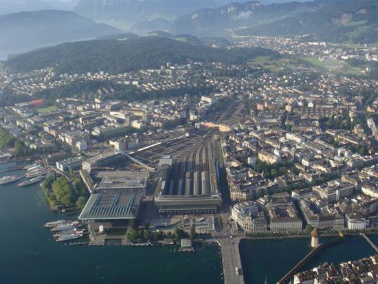 die Seebrücke mit Bahnhof und "Kunst- und Kongresszentrum" KKL Luzern...