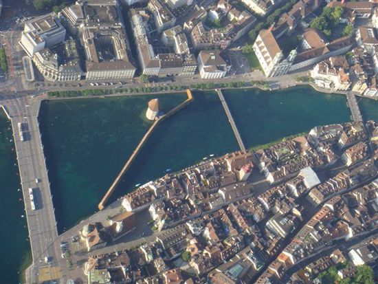 die weltberühmte Kapellbrücke mit dem Wahrzeichen der Stadt - dem Wasserturm...