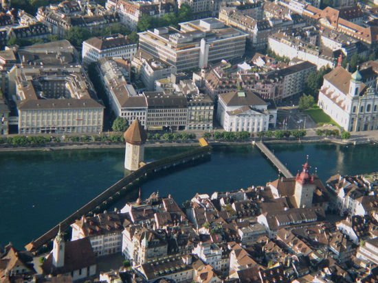 rechts oben - die Jesuitenkirche, der rote Turm gehört zum Rathaus der Stadt Luzern...