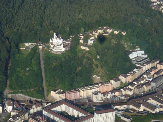 das "Château Gütsch" mit der Gütschbahn...