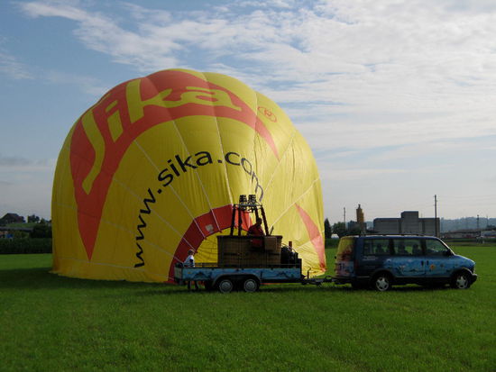 wir sind in Emmen, etwas nördlich des Militärflugplatzes gelandet. Das Begleitfahrzeug ist da, der Korb bereits wieder auf dem Hänger verladen... Noch gilt es aufzuräumen - und alle sind um ein herrliches Ereignis reicher
