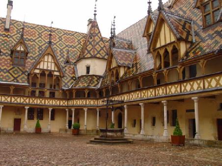 Hospices de Beaune; Innenhof mit Brunnen