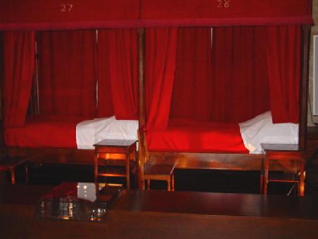 Hôtel-Dieu in Beaune; Bettensaal - auf der andern Seite die Männer...