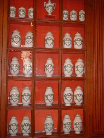 Hôtel-Dieu in Beaune; Standgefässe in der Apotheke