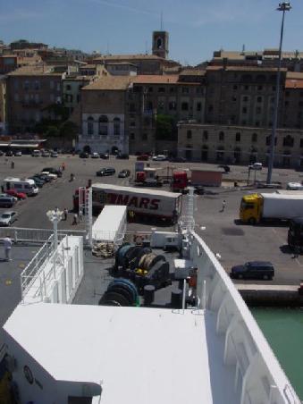 Ancona 2005 - Blick vom Deck auf die zu verladenden LKW's; das Verladen geht ruck-zuck! Nur das Verladesystem habe ich bis heute nicht durchschaut! Die einen vorwärts - die andern rückwärts hinein in den Bauch des Schiffes!