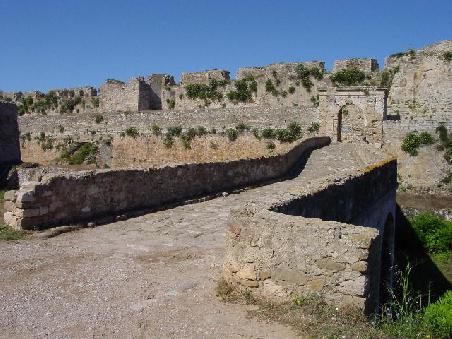 Methoni 2005 - die Brücke und der Eingang zur Burg