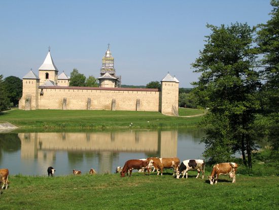 2010 - Dragomirna; Ansicht von Süden mit Fischteich