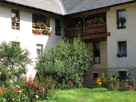 2010 - Dragomirna; sehr gepflegt und mit Blumen versehen